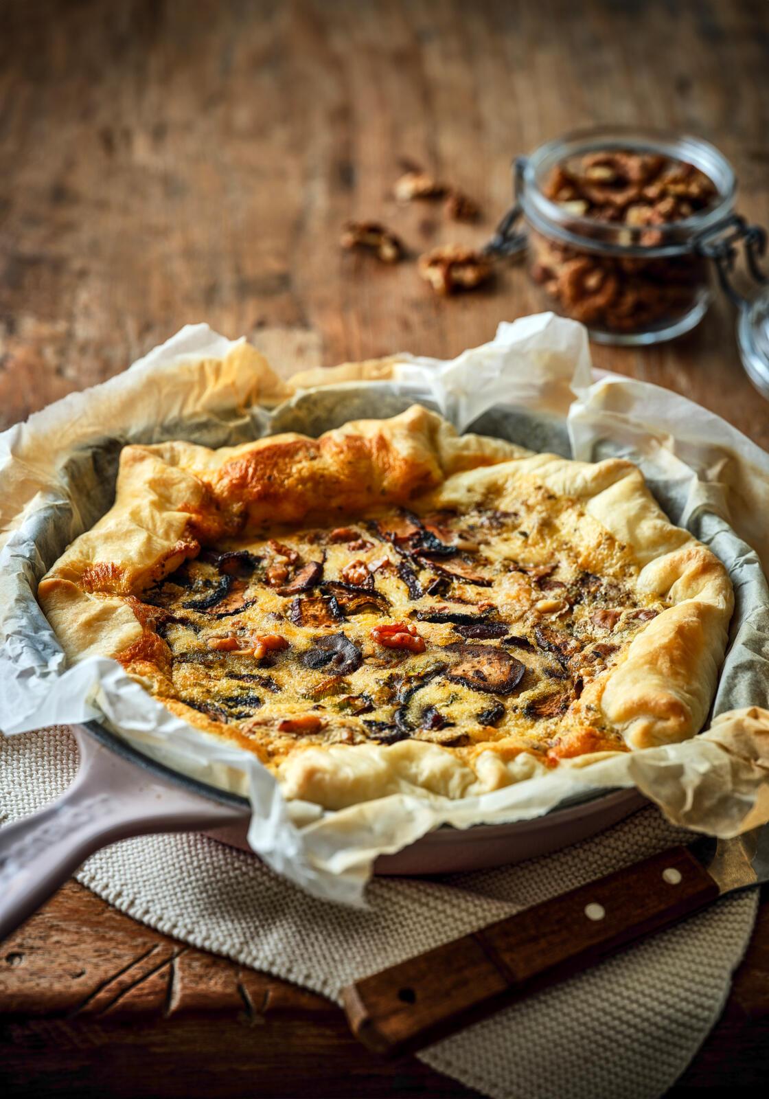 Quiche uit de pan met portobello’s, kastanjes en walnoten